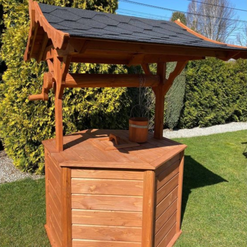 Brunnenabdeckung aus Holz mit KLASIKDach Am Bauernhof
